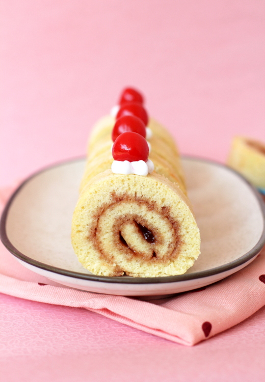 Easy Vanilla Swiss Roll Recipe - Pastry Wishes